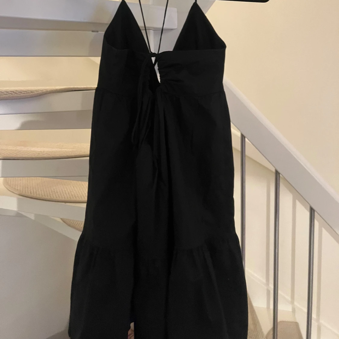 Svart axelbandslös klänning - 90