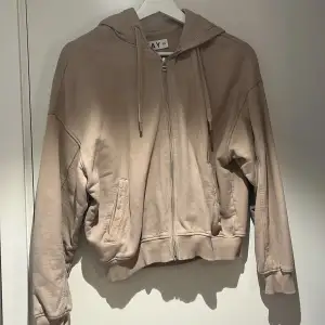 Säljer en supermjuk och bekväm beige hoodie från Stay i storlek XS. Den har en dragkedja framtill och praktiska fickor. Perfekt för mysiga höstkvällar eller som ett lager under jackan. Huvan har justerbara snören för extra komfort. 🧥✨