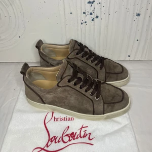 Christian Louboutin  - Christian louboutin skor i fint skick! Kommer med dustbag och tag från Vestiaire collective. Skorna är i size 40, inga skador osv!  Självklart äkta, hör av er för mer frågor!⭐️