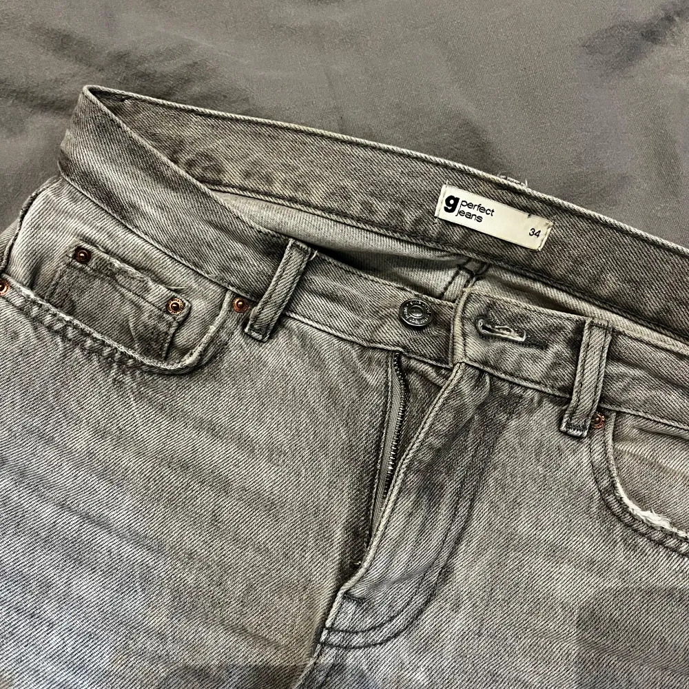 Säljer ett par grå raka jeans från Perfect Jeans Gina i storlek 34. . Jeans & Byxor.