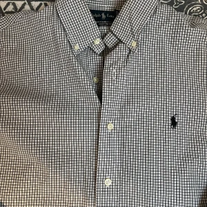 Ralph Lauren Skjorta - Säljer en grymt fet skjorta från Ralph Lauren! | Skick: 8/10 | Sparsamt använd, kan vara ytterst lite solblekt vid kragen (inget man märker under användning) | Perfekt med en tröja över 💯| Vid frågor eller funderingar finns jag i DM! 📩 Mvh CVB Closet