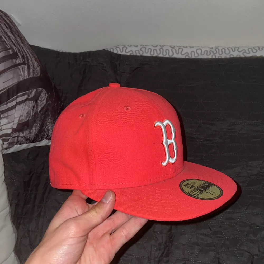 Säljer denna tvär feta New Era Boston Kepsen i en unik färg. Den är bara oanvänd och i nyskick. Klistermärket är också kvar. Nypris är 500kr! Säljer den eftersom den jag inte använder kepsar så mycket. Pris kan diskuteras och jag är öppen för byten!✅. Accessoarer.