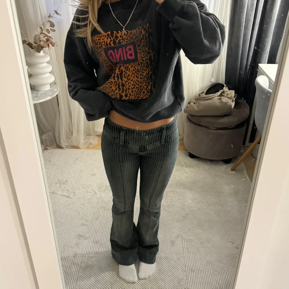 Så snygga och unika lågmidjade utsvängda jeans med randigt mönster❣️❣️. Jeans & Byxor.