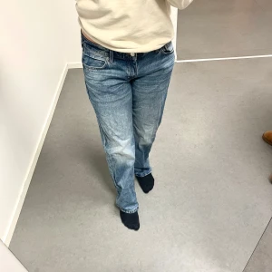 Blå Weekday jeans - Säljer ett par snygga blå jeans från Weekday i storlek W32 L32. De har en straight passform och är i mycket bra skick. Säljes då de är lite stora för mig/ sitter lite för baggy för min smak, har vanligtvis M i byxor. Så passar mindre storlek om man vill ha baggy passform, passar nog även större storlekar. Sparsamt använda.