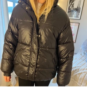 Svart pufferjacka - Säljer en svart pufferjacka i mycket bra skick, inga defekter. Den är xxs men den är oversized så den passa s också💕