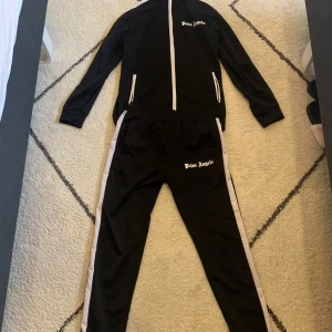 Palm angels tracksuit - Säljer dessa feta Palm angels track suit för ett bra pris , den är inte alls använd utan bara testad , för frågor ställ i Dm ✅