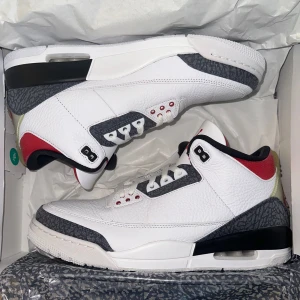 Air Jordan 3 Retro SE in US12.5 EU45 - Säljer ett par oamvända Air Jordan 3 Retro SE in US12.5 EU~45.5. Solblekta för blivit bortglömda. Ända missfärgningen är plasten på bakdelen. Ny pris 2600kr