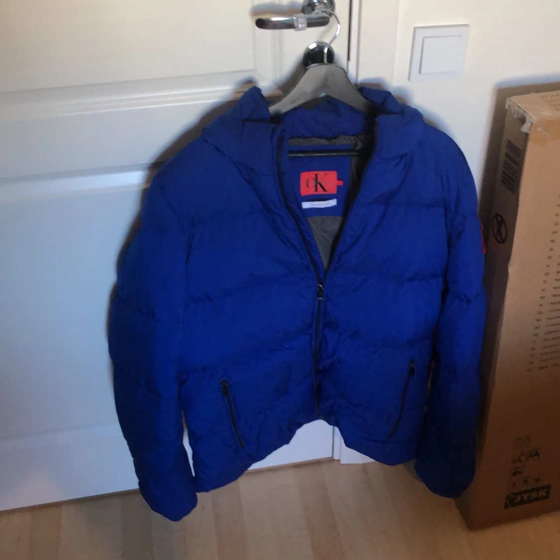 Blå pufferjacka från Calvin Klein - 92