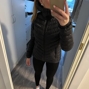 Svart dunjacka från peak performance  - Säljer en svart dunjacka från peak performance.  Perfekta för kyliga dagar men också perfekt på hösten. Supermysig och varm! Pris kan diskuteras!!💗🫶🏼