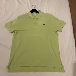 Lacoste piké - Piké från Lacoste, storlek 5 / large. Liten fläck i fram men syns typ mindre i verkligheten.
