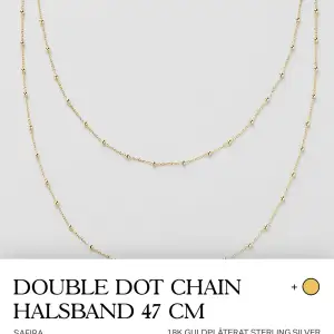 Säljer ett elegant Double Dot Chain halsband från Safira. Det är 47 cm långt och tillverkat av äkta 925 sterling silver, förgyllt med 18K guld. Halsbandet har en dubbelkedja med små kulor, vilket ger en stilren och modern look. Perfekt för både vardag och fest! 💫