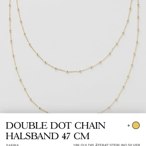 Double Dot Chain Halsband 47 cm - Säljer ett elegant Double Dot Chain halsband från Safira. Det är 47 cm långt och tillverkat av äkta 925 sterling silver, förgyllt med 18K guld. Halsbandet har en dubbelkedja med små kulor, vilket ger en stilren och modern look. Perfekt för både vardag och fest! 💫