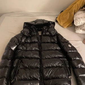 Svart Moncler Maya pufferjacka  -  Den passar Både size S och M och mitt sista pris är 800 annars blir de inget Säljer svart Moncler pufferjacka mycket bra skick den ser helt ny och helt fräsch ut de finns inga hål eller någonting i jacka den är i bra kondition . And ledningen  till att jag säljer den är för att den är för stor på mig, jag har aldrig använt den oc