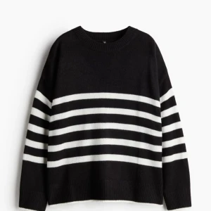 Svart och vit randig tröja - Säljer en snygg svart och vit randig tröja i stickat material. Den har en avslappnad passform och långa ärmar, perfekt för höst och vinter. Tröjan är supermjuk och bekväm, idealisk för både vardag och mysiga hemmakvällar. 🖤🤍                             Säljer en likande tröja som bilden ovan. Används endast 2 gånger🤍