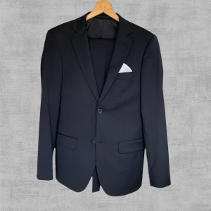 Svart Kostym Slim Fit 42 Short - Fin kostym från dressman som endast används 1-2 gånger. Kavajen är i storlek 42 Short, Byxorna är i storlek W28/L30. Obs ficknäsduk medföljer ej.  Ställ gärna frågor! Mvh