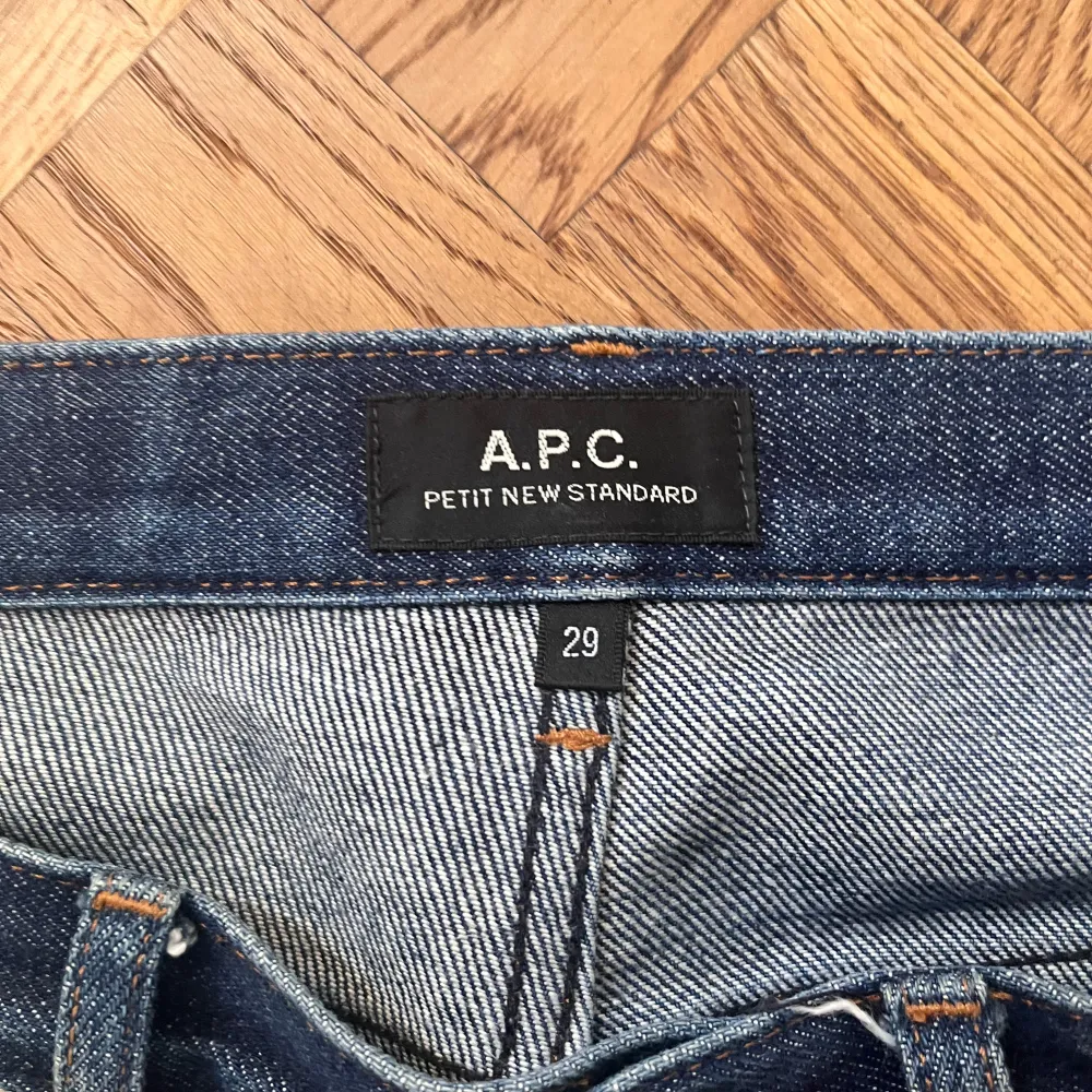 APC Petit New Standrad. Storlek W29 L30. Extremt bra skick. Dom är gjorde i japansk selvedge rå denim och dom har utvecklat en galen, jag skulle säga att det är dom fetaste jeansen på plick. Köpta i Paris har tyvärr inte kvittot kvar. Nypriset ligger runt 3300kr. Byten Kan vara intressanta och priset är inte fast.. Jeans & Byxor.