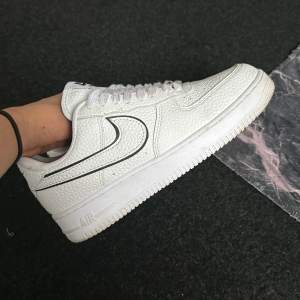 Säljer ett par klassiska vita Nike Air Force 1 i mycket bra skick. De har en stilren design med snörning och är tillverkade i skinn. Perfekta för både vardag och fest! Storlek 40 men kan passa för 41 oxå. Använda fåtal gånger