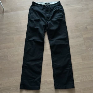 Svarta byxor från Vans - Säljer ett par svarta byxor från Vans. Strlk 29