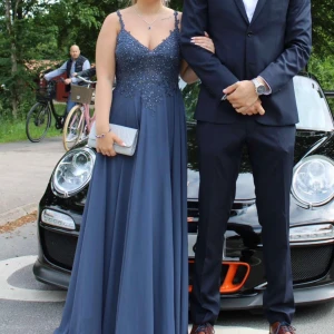 Blå balklänning från Christian Koehlert - Säljer nu min balklänning som användes i somras när jag tog studenten. Klänningen är endast använd en gång och därefter lämnade vi in den på kemtvätt. Storleken är 38 men den är lite insydd för att den skulle passa mig. Jag är 160cm lång så är du mycket längre än så kan klänningen bli lite för kort för dig. Orginalpriset på klänningen är 3300kr.