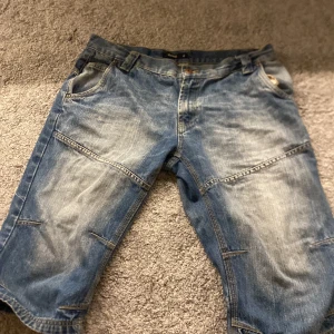 Blåa jorts  - Säljer ett par blåa jorts från deVal i storlek M. De har en klassisk design, knappt använda och är i bra skick