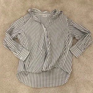 Randig skjorta från Weekday - Randig skjorta från Weekday som knappt är använd. Svinsnygg till både fest och vardag. Hojta till för fler bilder :-)