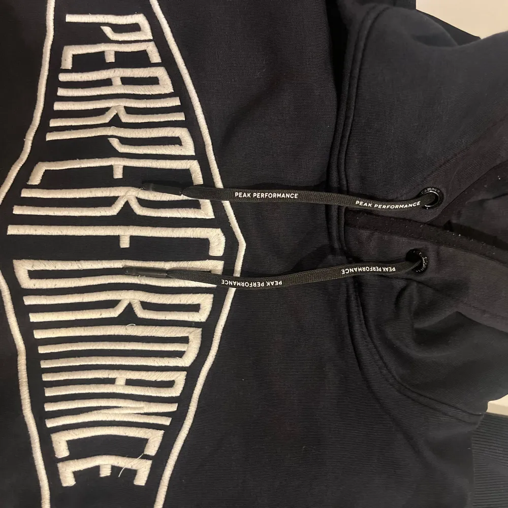 Säljer min svarta hoodie från Peak Performance i storlek L. Skick 9/10. Sitter som den ska. Inga märken eller nått annat . Neuletakit & Villapaidat.