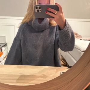 Blå oversize stickad tröja  - Blå stickad tröja från Zara, storlek S men är oversize i modellen🩵