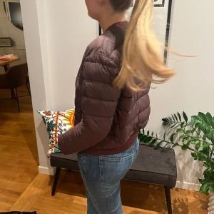 Vinröd jacka  - Otroligt snygg Vinröd dunjacka!❤️