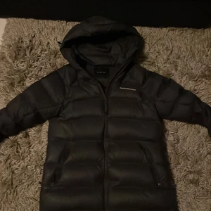 Svart Peak Performance jacka - Säljer en svart dunjacka från Peak Performance i storlek S. Jag har endast testat jackan. Nypris 3600kr