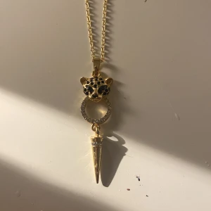 Guldhalsband med leopardhänge - Snyggt guldhalsband med ett leopardhänge🐆 aldrig använd💞