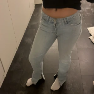 Ljusblå jeans från Zara - Säljer ett par ljusblå jeans från Zara i storlek S. De är lågmidjade har en slits på insidan av byxbenet. Använd endast enstaka gång!🥰pris kan alltid diskuteras!