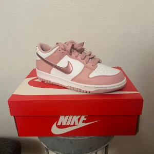Nike dunk low pink velvet  - Nypris 2199, oanvända äkta skor!