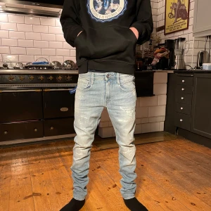 REPLAY LJUSBLÅ JEANS, MODELL BRONNY, HELT OANVÄNDA - REPLAY LJUSBLÅ JEANS, MODELL BRONNY, HELT OANVÄNDA Skick 10/10 | W27 L32 | pris 649 | Nypris 1399| Postar genom postnord och instabox | Hör av er vid minsta fundering