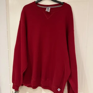 Vintage Russell Athletic crewneck   - Röd vintage crewneck ifrån Russell Athletic i storlek XL. Tröjan är i gott skick. Köptes på secondhand butik. 