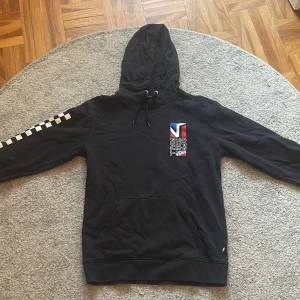 Vans Hoodie - Svart Vans hoodie i bra skick. Tryck på bröster, ryggen och armen. Storlek s. Skriv om du har frågor eller om du vill ha fler bilder‼️