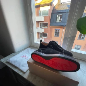 Louboutin skor - Säljer ett par snygga svarta sneakers från Christian Louboutin. De har en ikonisk röd sula och är i mycket bra skick. Perfekta för både vardag och fest! Skick 9/10 har använd dom 2-3 gånger eventuellt använd dom på speciella event som bröllop.