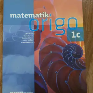 Säljer en lärobok i matematik, 'Matematik Origo 1c'. Boken har en färgglad framsida med en spiraldesign i blått och orange. Perfekt för gymnasiestudier i matematik. Författare inkluderar Attila Szabo och Niclas Larsson. Använd men i gott skick!