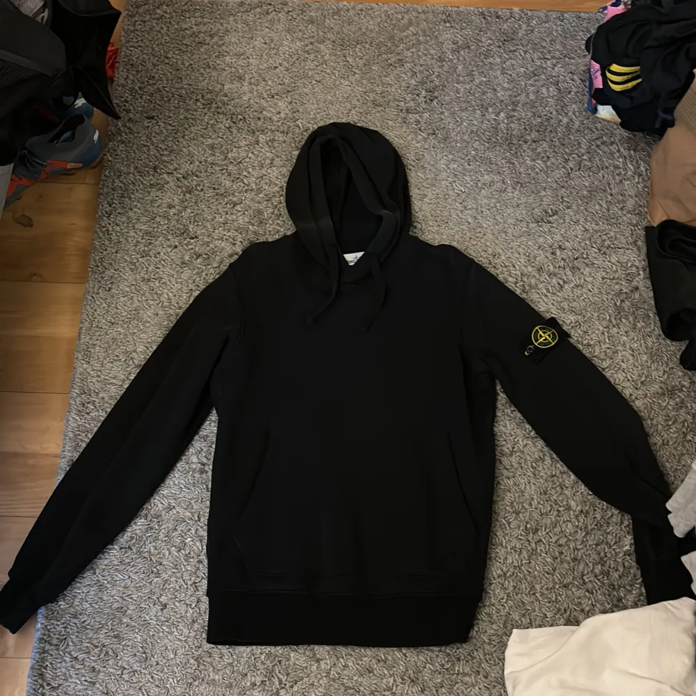 Säljer denna hoodie, topp skick självklart äkta. Har du frågor bara att höra av sig. (Kvitto finns ej då jag ärvade hoodien av min brorsa) pris kan diskuteras vid snabb och enkel affär. Hoodies.