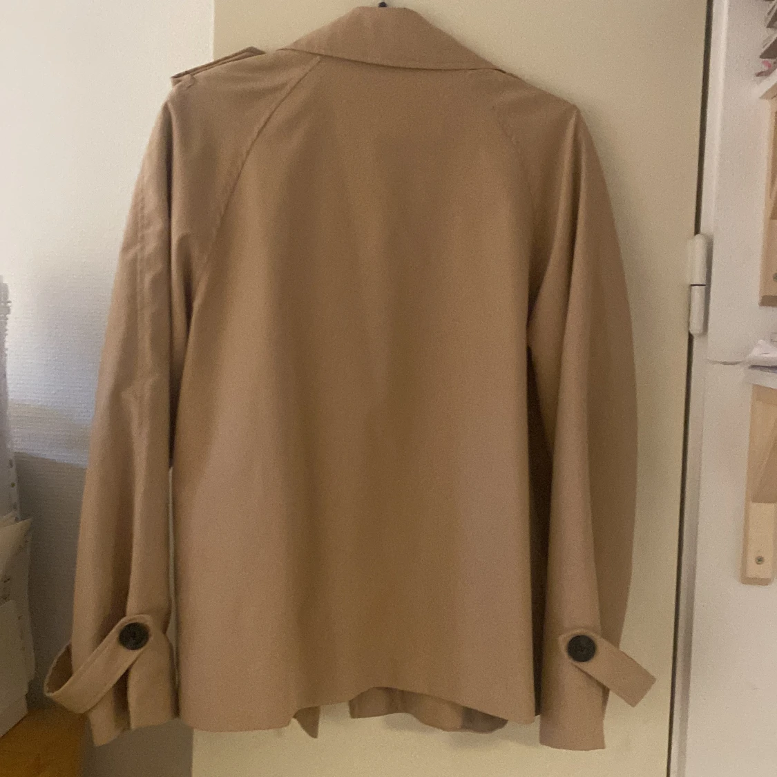 Beige trenchcoat från Vero Moda - 90