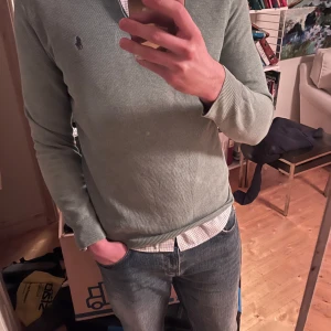 Grön tröja från Polo Ralph Lauren S - Säljer en snygg grön tröja från Polo Ralph Lauren. Den har en dragkedja vid halsen och är perfekt för både vardag och lite finare tillfällen. Tröjan är i bra skick och passar perfekt till jeans eller chinos. Perfekt för höst och vår! 