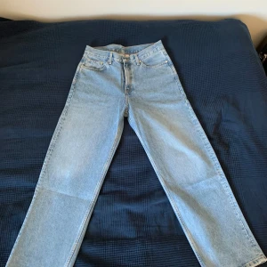 Ljusblå jeans - Weekday jeans använda ett par gånger bara, som nya. Storlek 29/32.
