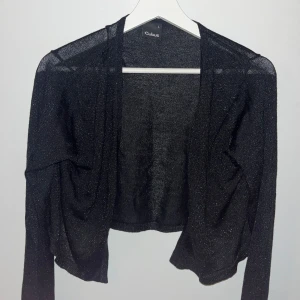 Svart glittrig kofta från Cubus💞 - Festlig svart kofta från Cubus i storlek L. Den är glittrig och perfekt för festliga tillfällen. Koftan är i gott skick💞