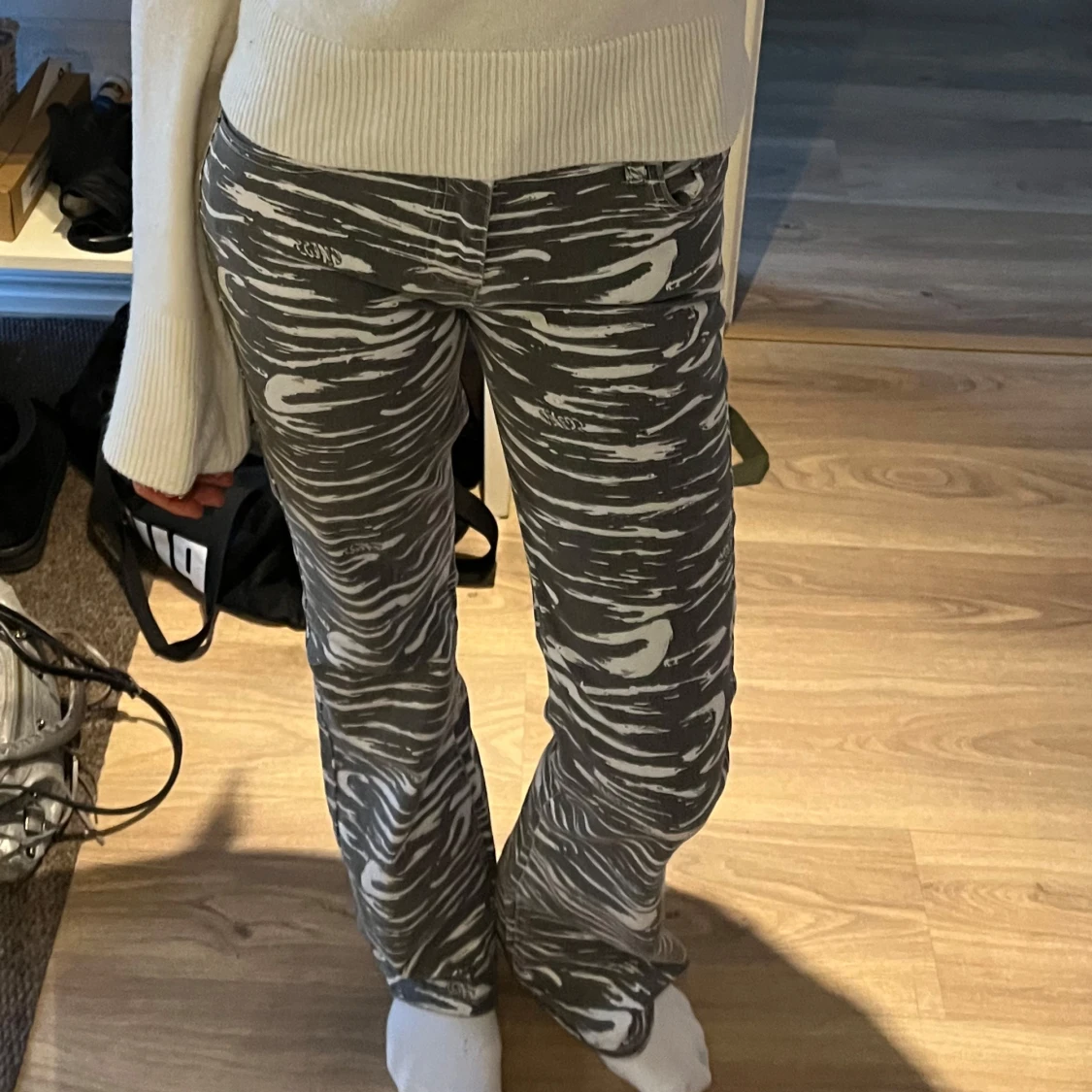 Grå zebra-mönstrade byxor från Guess - 90