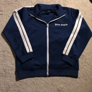 Palm Angels tröja - Säljer en navy blue Palm Angels tröja. Väldigt bra skick, nästan helt ny. Galet fet för vintern och hösten nu💙🤍För fler frågor och funderingar kom privat. Även om du vill ha fler bilder🔛🔝✅ Har även tagen kvar!