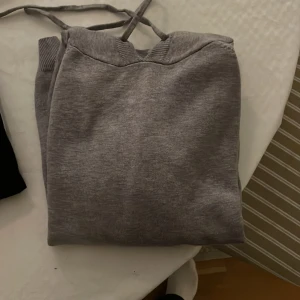 Svart tröja från J.Lindeberg och marinoull hoodie - Snygg svart tröja från J.Lindeberg med dragkedja framtill. Perfekt för både vardag och träning. Den har en stilren design och är i mycket bra skick. Passar bra till höst och vår.