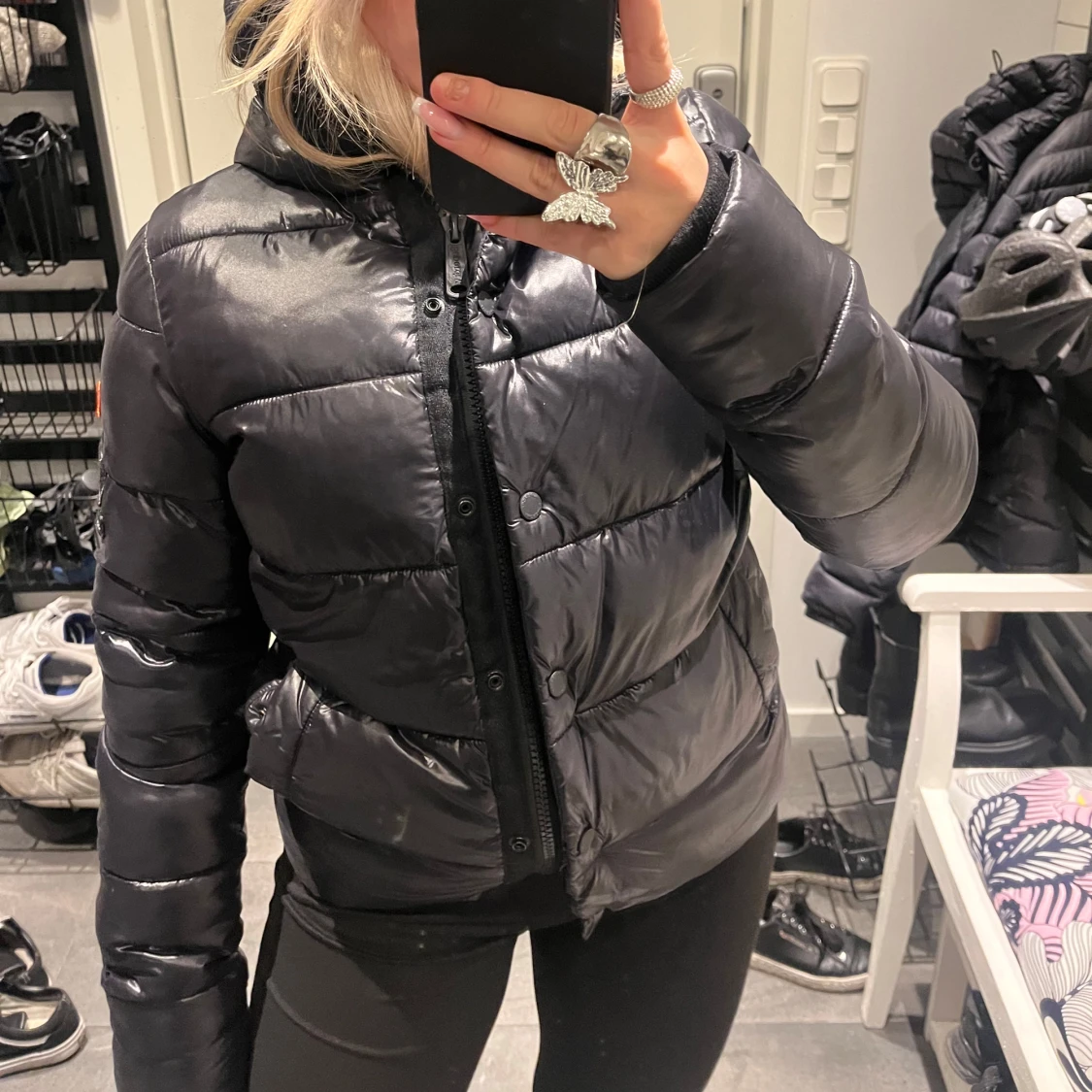Svart glansig dunjacka  - 91