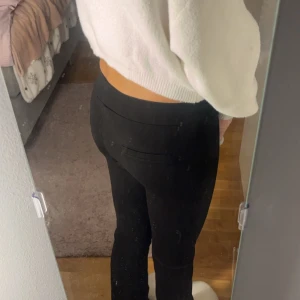 Svarta bootcut byxor - Säljer ett par svarta bootcut byxor i mycket bra skick. Ej jeans material, super sköna👍De har låg midja och ”fake” fickor på rumpan🤝Köpta från Gina Tricot💕