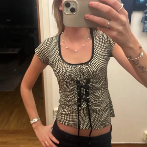 Mönstrad topp med snörning - Såå cool topp, jätte bra skick! Öppen i ryggen också😍😍