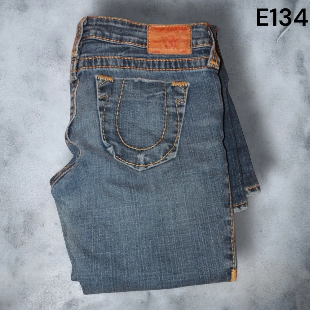 E134: 28 w 📌Midja rakt över: 33 cm 📌Innerbenslängd: 73 cm 📌Ytterbenslängd: 95 cm 📌Skriv gärna om ni har frågor 📌. Jeans & Byxor.