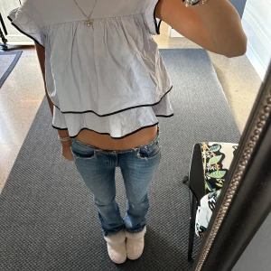 Ljus blå  blus med svarta detaljer - Säljer en söt ljus blå blus från zara, väldigt bra skick🥰🥰